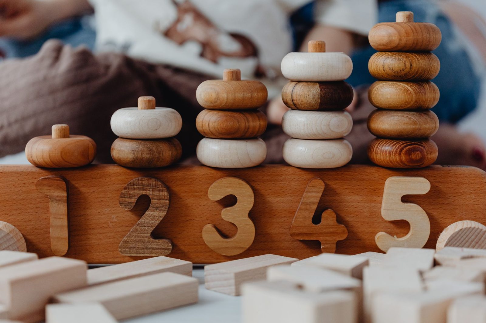 Material Montessori de números de madera con anillos para contar